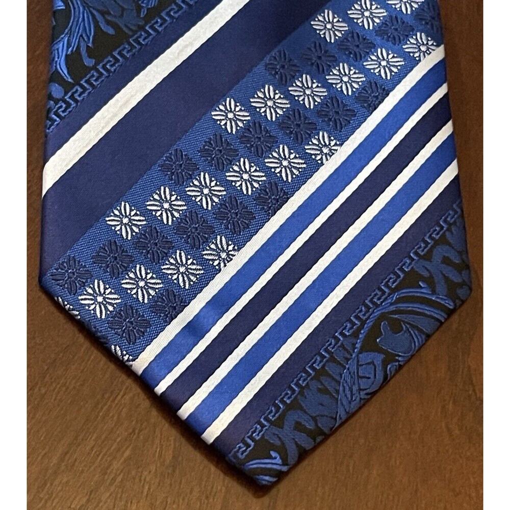 Avanti Uomo Blue Hand Made 100% Polyester Men’s Neck Tie Made In China